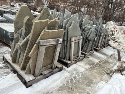 Quantity of (5) Pallets of 1.5 in Standup Irregular Flagstone Steen (Unused)