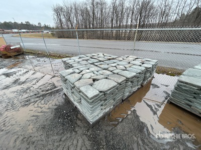 Quantity of (5) Pallets of Quantity of (5) Pallets of 2 In. Tumbled Irregular Pavers 造園機械