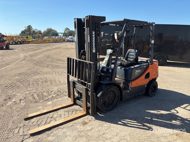 2013 Doosan D30S-5 5450 5450 lb Pneumatic Tire Forklift