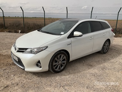 2014 Toyota Auris Hybrid Automobile