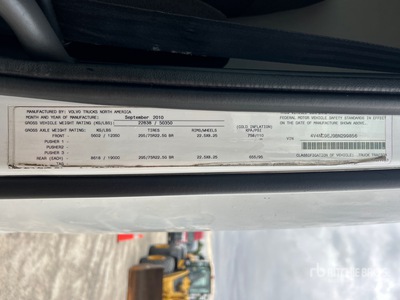2011 Volvo VNL 6x4 3- Achs Sattelzugmaschine mit Schlafkabine