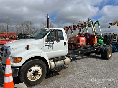 2013 Ford F-750 الكابينة والهيكل