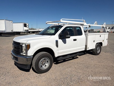 2019 Ford F-350 4x4 Extended Cab Utility Truck