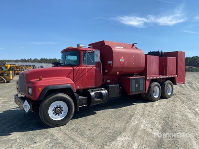 1999 Mack RD694S 6x4 燃料および潤滑油トラック