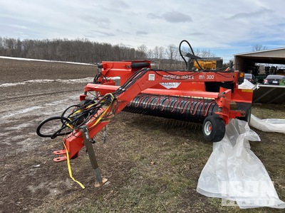 Kuhn MM300 15 ft 2 in Windrow Merger