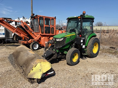 2018 John Deere 4052R 4WD Broom added to machine, Smith Challenger ユーティリティトラクター