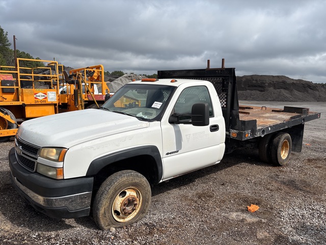 2005 Chevrolet Silverado 3500 4x2 Flatbed Truck