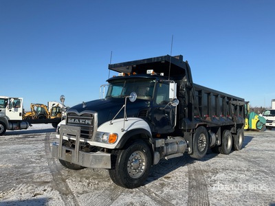 2004 Mack CV713 Granite 8x4 Camion à benne basculante Tri/E
