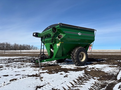 J&M 750 750 bu S/A Grain Cart