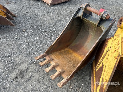 21.5 in Digging Backhoe Rear Bucket - Fits Cat 416D/438D