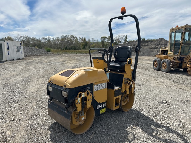 2005 Cat CB-114 Double Drum Roller