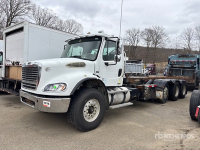 2011 Freightliner M2 112 8x4 شاحنة لرفع ووضع الحاويات (Inoperable)