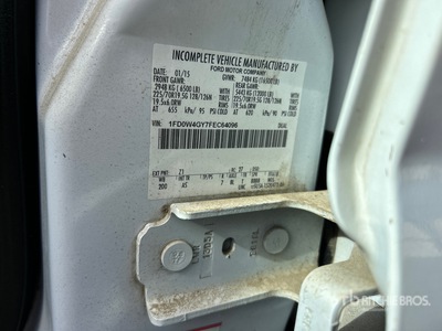 2015 Ford F-450 XL 4x2 Crew Cab Flatbed Truck