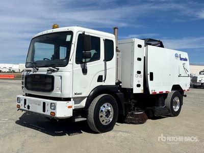 2015 Schwarze 16A7CNG124 on 2017 Autocar Xpert Sweeper Truck