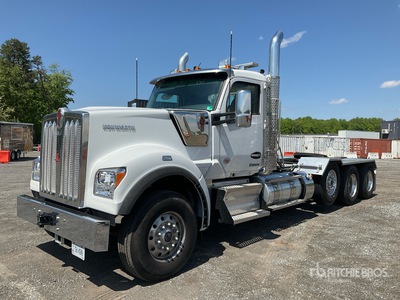 2025 Kenworth W990 تراكتور شاحنة كابينة النوم (ثنائية المحور)