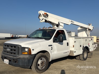Altec AT200 30 ft on 2005 Ford F-350 4x2 Camion à godets