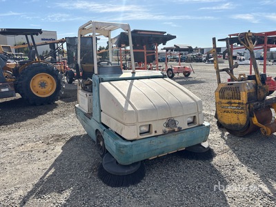 2004 Tennant 6650 Ride-On を見 Sweeper