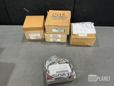 (5) Assorted 222-10NA1-2223745 Pressure Switches