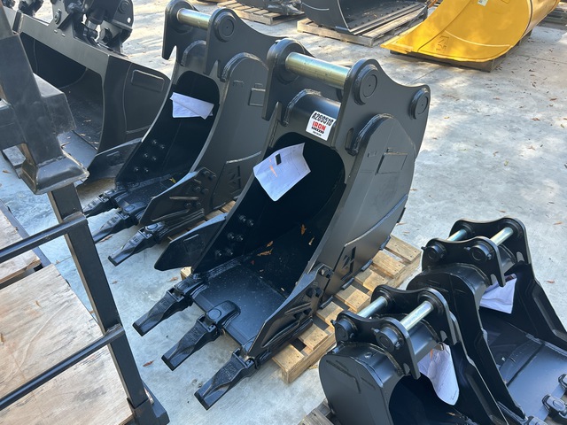 ATTACH2 600 mm Q/C Digging Excavator Bucket - Fits Komatsu PC200 - PC228 (Unused)