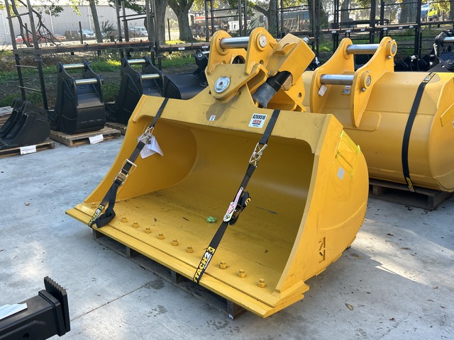 2150 mm Q/C Hydraulic Tilting Excavator Bucket - Fits Komatsu PC240 - PC290 (Unused)