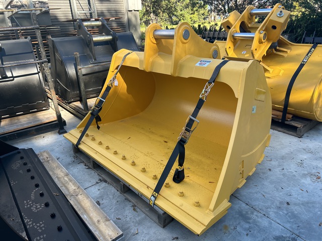Komatsu 2150 mm Q/C Cleanup Excavator Bucket - Fits Komatsu PC300 - PC350 (Unused)