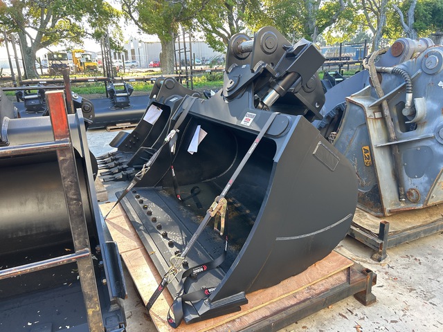 2150 mm Q/C Hydraulic Tilting Excavator Bucket - Fits Komatsu PC300 - PC360 (Unused)