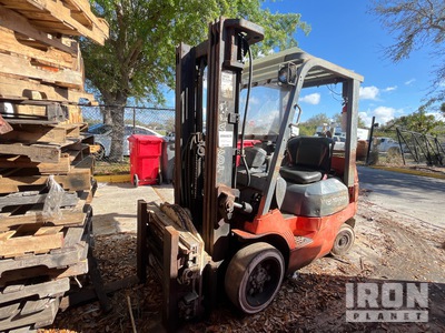 Toyota 7FGCU20 2700 lb Cushion Tire Bale Clamp w Forks Chariot Élévateur (Inoperable)