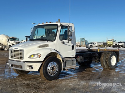 2005 Freightliner M2 106 4x2 を見 Cab and Chassis