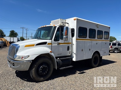 2004 International 4300 4x2 Crew Carrier Crew Carrier