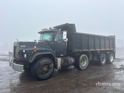2001 Mack 600 8x4 شاحنة قلابة /ثلاثة محاور
