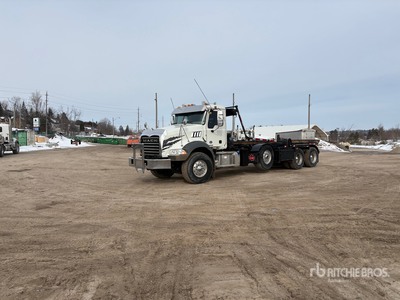 2019 Mack GR64 8x4 Camión rodante