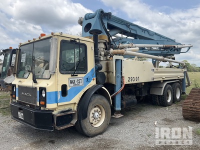 Putzmeister on 2002 Mack MR688S 6x4 Camion transportador de hormigon