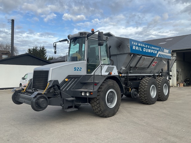 2005 Hydrema 922C Articulated Rail Road Spreader Truck