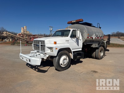 Bearcat 1050 gal on 1992 Ford 700 4x2 アスファルト運搬トラック
