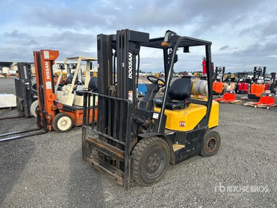 Doosan G25E-3 4500 lb Cushion Tire Heftruck