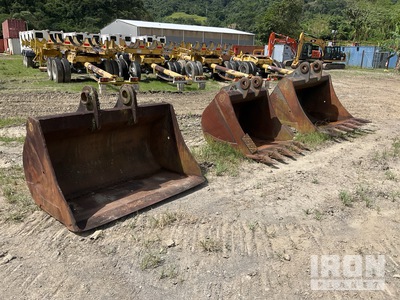 Quantity of (3) 71 in, 49 in, 64 in バケット