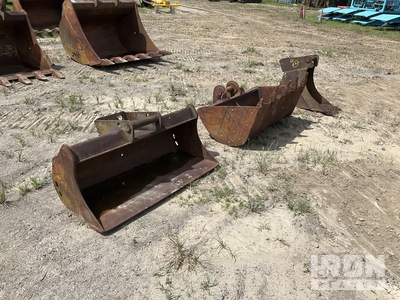 Quantity of (3) 53 in, 50 in, 14 in バケット