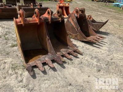 Quantity of (4) 21 in, 28 in, 28 in, 28 in バケット