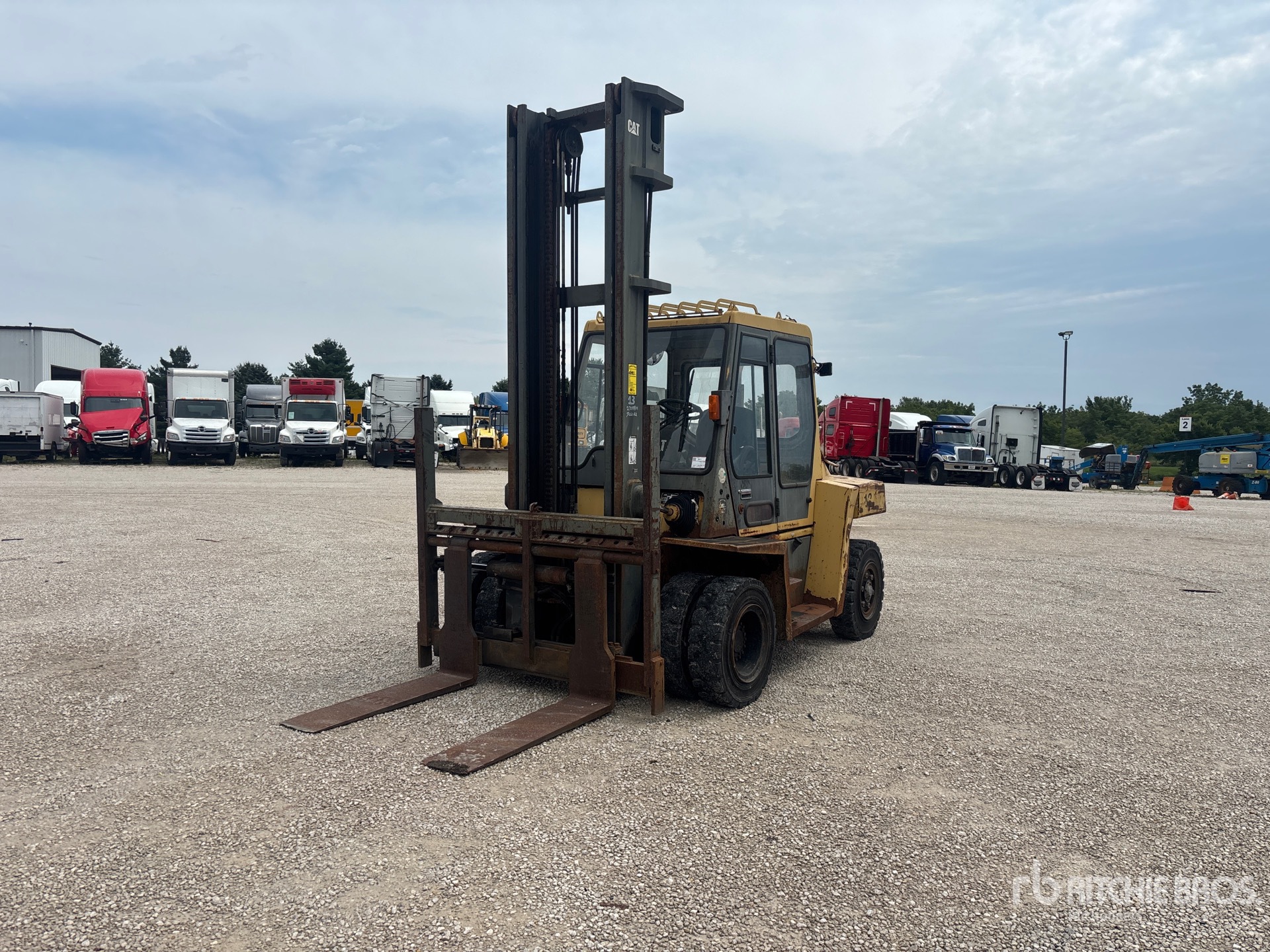 2000 Cat DP70K 13800 lb Pneumatic Tire Forklift