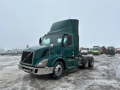 2012 Volvo VNL 6x4 Ciągnik siodłowy T/A z kabiną dzienną