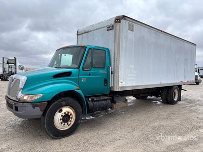 2002 International 4400 4x2 Moving Van Truck