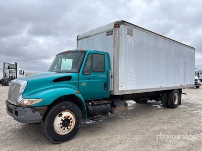 2002 International 4400 4x2 Van Truck