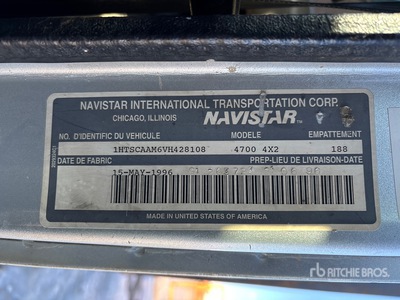 1997 International 4700 4x2 Crew Cab Camion à plateau basculant