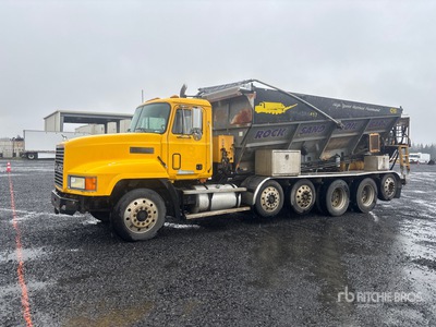 CAS on 1999 Mack CH613 12x4 Camión esparcidor de piedras