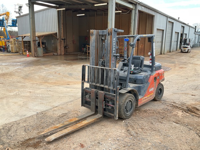 2021 (unverified) Toyota 8FD35U 7050 lb Pneumatic Tire Forklift