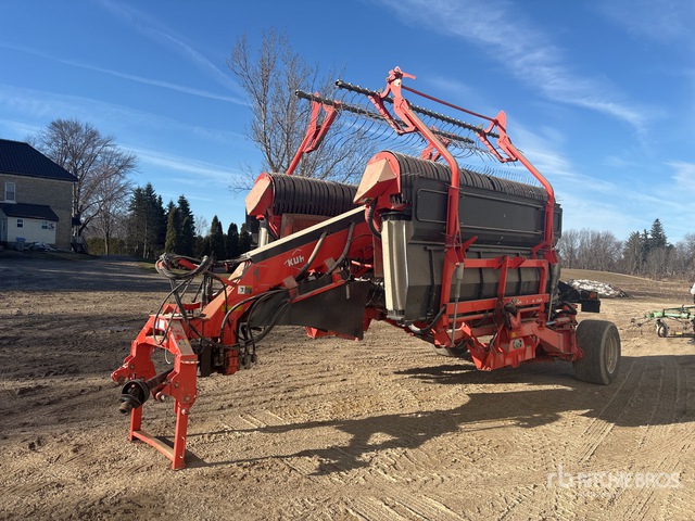 Kuhn Merge Maxx 900 30 ft 2-Point Windrow Merger | Ritchie Bros ...