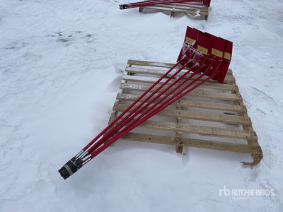 Quantity of (6) Grain Box Cleaning Safety Hoes 農業関連 - その他