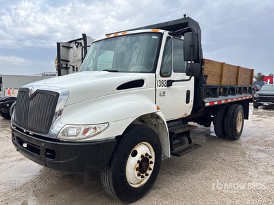 2005 International 4300 4x2 Camion à benne basculante S/E