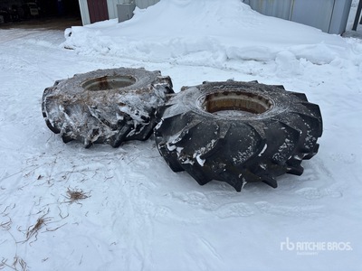 Quantity of (2) 23.1-26 Neumáticos