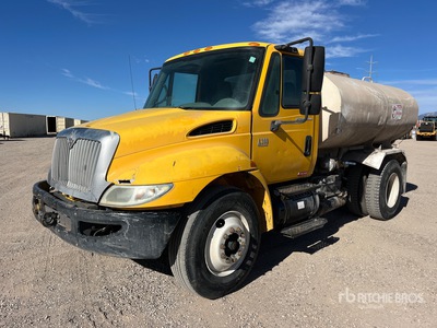 2006 International 4300 2000 gal 4x2 Camion à eau